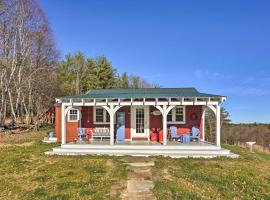 Cozy Fiddlers Rest Cabin 11 Miles to Skiing!，位于Bernardston的带停车场的酒店