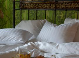 Retro Villa - charming rooms, sauna and jacuzzi，位于Veikkola的酒店