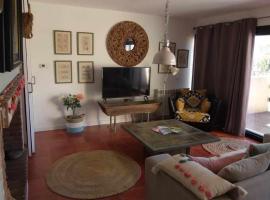 Casa Iona chalet adosado con vistas a la montaña，位于纳瓦雷东达德格雷多斯的酒店