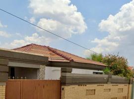 Colourful modern home，位于索韦托的酒店