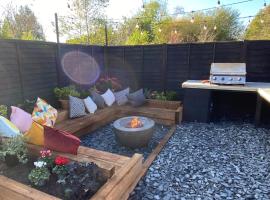 Tipsy Cottage & Games Cabin with fire-pit and BBQ，位于灵伍德的酒店