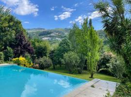 5 bedrooms house with lake view shared pool and enclosed garden at Santa Cruz do Douro 1 km away from the beacha，位于Santa Cruz do Douro的度假屋