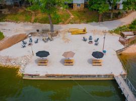 Lakeshore Fishing cabin 1 , dock/boat slip, fire pit.，位于奥沙克湖的酒店