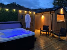 River Huts, Highland River Retreat with Hot Tub，位于因弗内斯的露营地