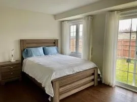 Bright Specious New En-suite Room in Markham