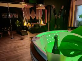La loveroom bdsm de Nice " la chambre luxe des désirs "，位于尼斯的带按摩浴缸的酒店