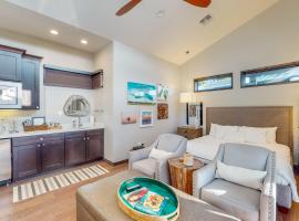 Riverbend Cabin #011，位于Spicewood的酒店