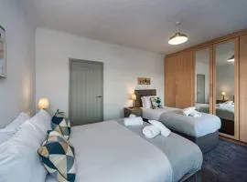 5 Bedrooms, Off Road Parking, Courtyard