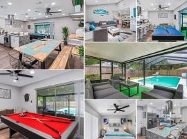Stunning Heated Pool House Close to Tampa，位于Seffner的酒店