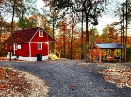 The Windstorm Cabin - Pet-friendly & a 2-person Jacuzzi hot tub!，位于Marshall的酒店