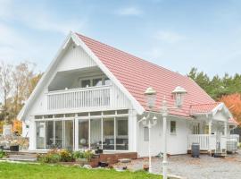 Awesome Home In Djurhamn With Kitchen，位于Djurhamn的酒店