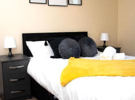 XB Property - Comfy house perfect for families contractors relocators，位于西布罗姆维奇的酒店