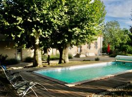 La Fontenelle - Lovely Holiday House with Swimming Pool，位于屈斯里的酒店