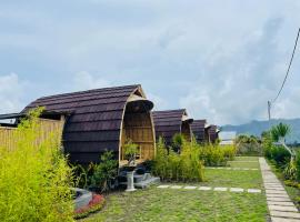 Tegal Bamboo cottages & private hot spring，位于Baturaja的山林小屋