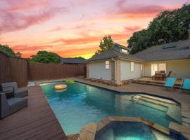 Ultimate Comfort Design Pool & Sun in Plano TX，位于普莱诺的度假屋