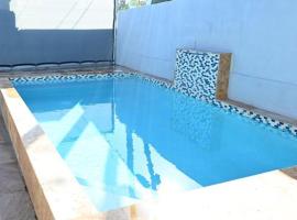NEW Remodeled pool house 2 minutes from beach，位于Loiza的酒店