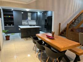 Cheerful 3-bedroom home with backup power around Sandton，位于Sandton的酒店