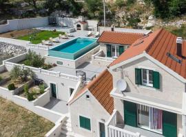 Luxury villa with private heated pool ,near Split，位于Gornje Sitno的酒店