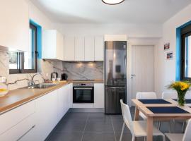 Greek Sky - New modern apartment with shared pool，位于塔伦蒂斯的酒店