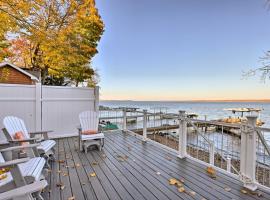 Lakefront Romulus Retreat with Private Dock!，位于Romulus的酒店