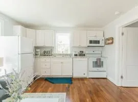 Cozy Farmhouse Apartment in Bristol 2 bed 1 bath