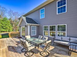 Community Beach and Lake Pocono Summit Escape，位于Pocono Summit的酒店
