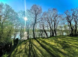 100m2 Fewo im Haus am See mit Garten bei Potsdam，位于施维洛塞的酒店