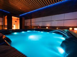 4K Jacuzzi Apartament，位于别尔斯克-比亚拉的酒店