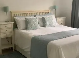 Seaglass Cottage, 5 mins from beach, leafy lane, hot tub