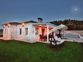 Lovely Villa with Backyard in Bozcaada near Beach，位于恰纳卡莱的度假屋