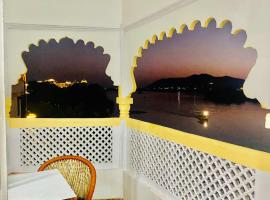Haveli BALAVH with lake facing balcony，位于乌代浦的酒店