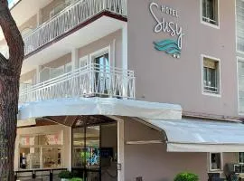 Hotel Susy - Ambienti rinnovati - direttamente su viale Dante e a due passi dal mare