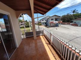 Casa aconchegante a 4km-5min da Guarda do Embaú，位于瓜尔达恩巴的度假屋