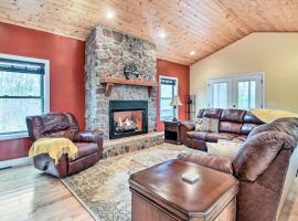 Cozy Home with Patio, 2 Mi to Dale Hollow Lake!，位于Frogue的酒店