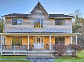 Private Home with Hot Tub Near Jay Peak Slopes，位于Montgomery Center的酒店