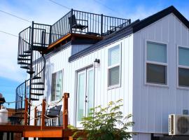 NEW Nook Tiny Home with Deck Firepit Skylights，位于Apple Valley的酒店