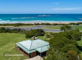 Sunny's Beach House in Apollo Bay with Jacuzzi
