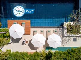Outrigger Surin Beach Resort - SHA Extra Plus，位于苏林海滩The Plaza Surin附近的酒店