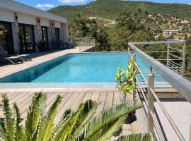 Villa neuve avec grande piscine chauffée vue mer，位于孔卡的酒店