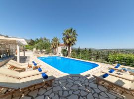 Villa Chrysallis with heated pool，位于耶奥伊乌波利斯的度假屋