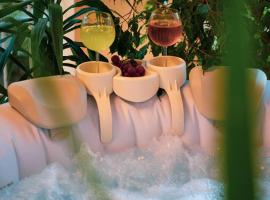 Luxury katrinas apartment with outdoor jacuzzi，位于科孚镇的酒店