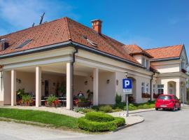 Gostišče - Guest house STARI HRAST，位于柳托梅尔的酒店
