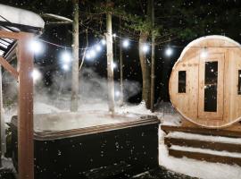 Winter Escape Waterfront Cottage Hottub&sauna!，位于格雷文赫斯特的酒店