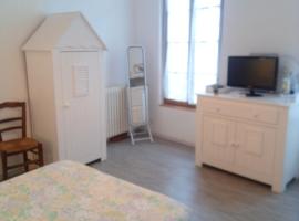 vieux-Cognac, chambre avec sa salle de bain privative，位于科涅克的酒店