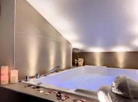 Cocon Blanc câlin avec Jacuzzi privatif - LoveRoom Insolite