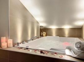 Cocon Blanc câlin - Jacuzzi privatif - Love Room à Saint Etienne，位于圣艾蒂安的带按摩浴缸的酒店