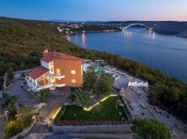 Luxury Villa Oštro with pool，位于克拉列维察的度假短租房