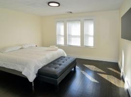 Modern Two Bedroom Condo - Boston，位于Stoneham的公寓