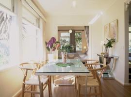 Family home in Prime location Melbourne，位于Fern Tree Gully的酒店
