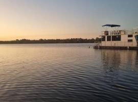The one & only Houseboat Hire on Maroochy River，位于玛志洛的船屋